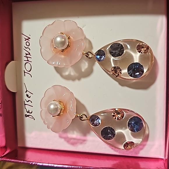 810 Betsey Johnson Enchanted Garden Flower & Teardrop Drop Earrings Crystal NIB - Picture 2 of 2